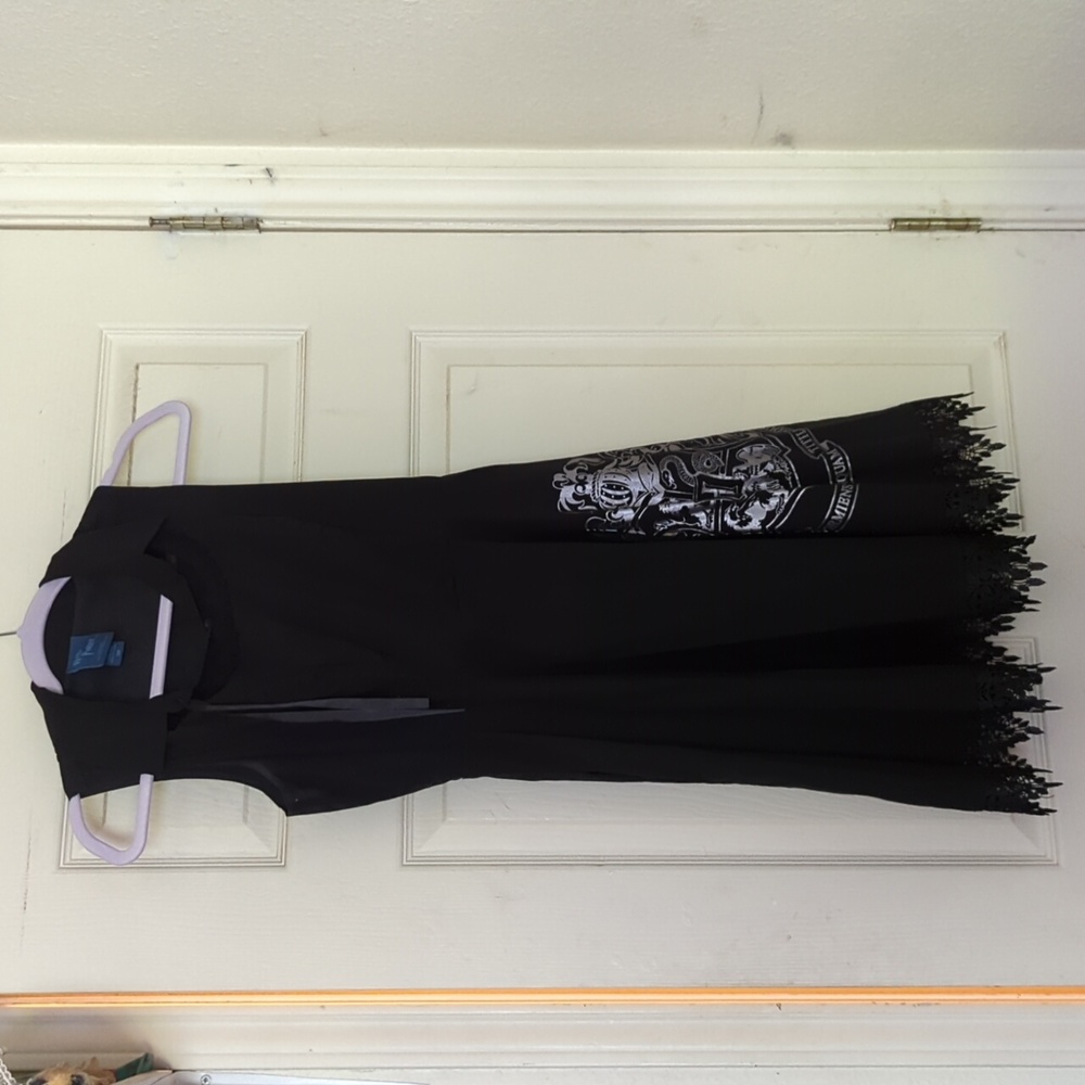 Black Harry Potter dress from Hot Topic. Knee length dress with pockets.